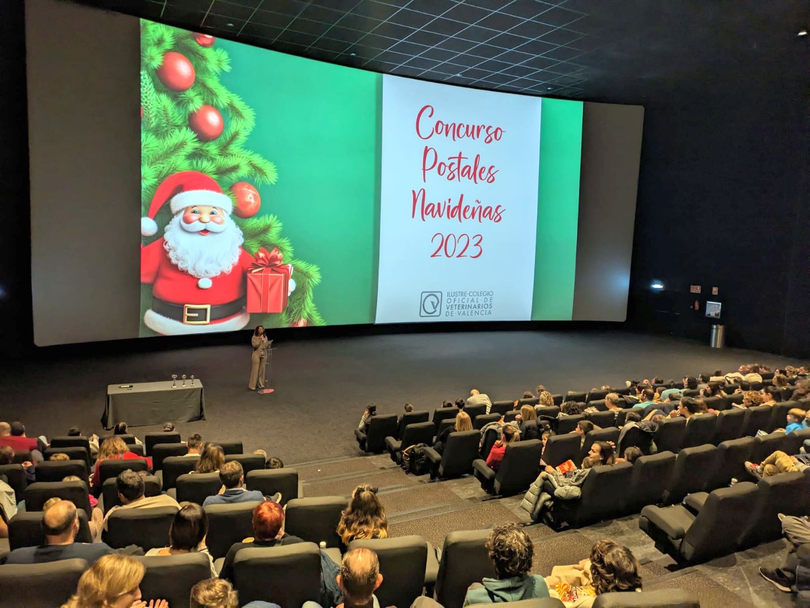Casi 700 personas llenan una gran sala de cine para celebrar la Navidad